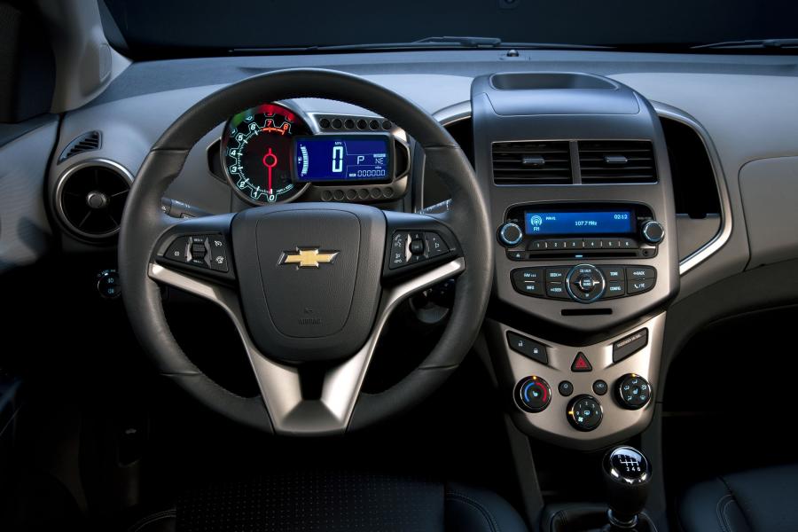  Chevrolet Sonic Sedan 2011 года  (фото 15 из 27)
